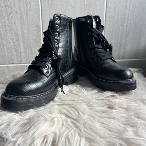 🖤 NWOT! Sugar Kaedy Faux Leather Croc Combat Moto Boots Sz. 7.5